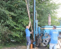 02    Inserting The Next Drilling Pole.
